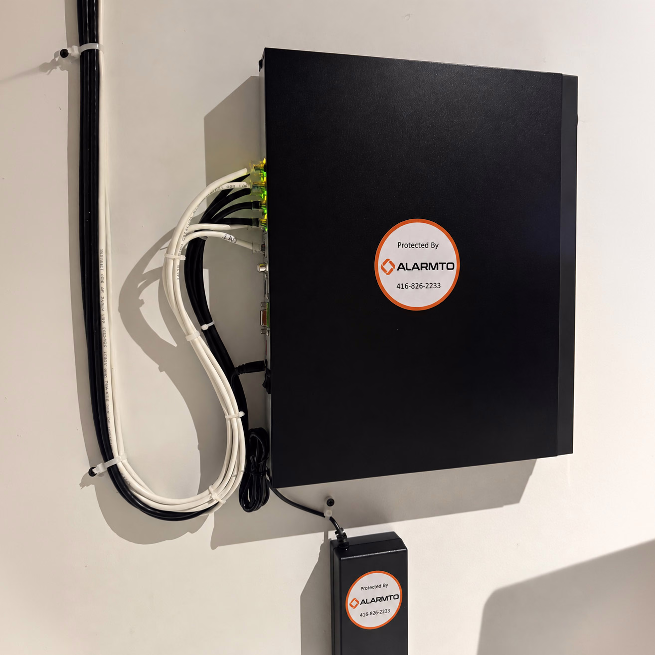 Alarmto security camera recording equipment with neatly routed network cables